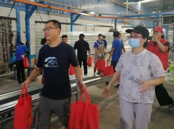 羞羞视频在线观看護欄工會開（kāi）展“夏季送清涼”慰問活動