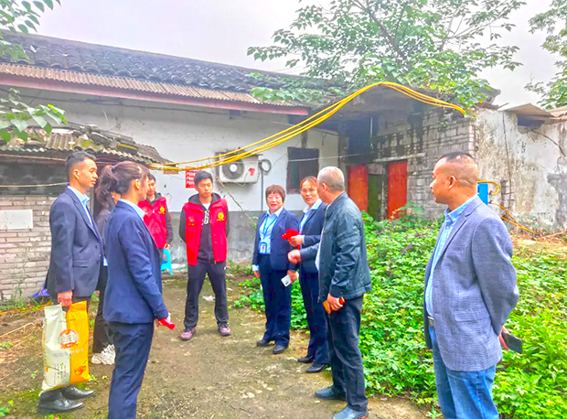 華（huá）禹護欄重慶公司重陽節（jiē）慰問老兵活動