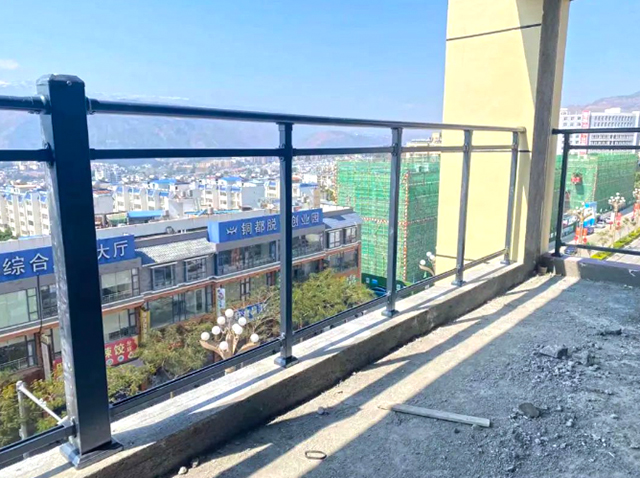 昆（kūn）明東川經典知城玻璃陽（yáng）台欄杆項目（mù）