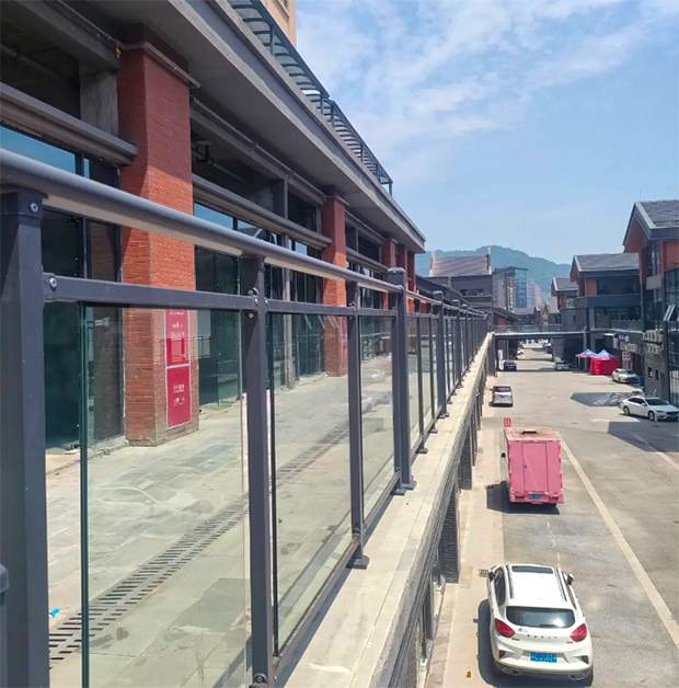 四川平昌（chāng）一品天下鳳凰（huáng）城鋅鋼護欄工程