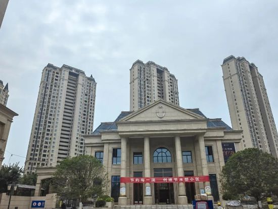 湖（hú）北襄陽金輝優步學府樓梯護欄百葉窗空調架（jià）項目