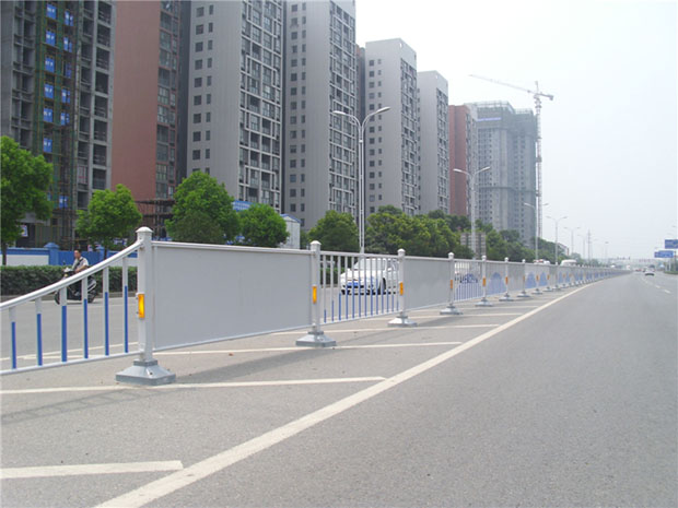 塑鋼（gāng）護欄製作安裝技術要求（qiú）規範在道路隔離護欄（lán）中的應用