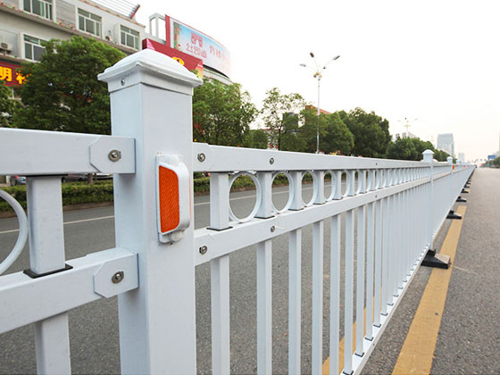 鋅鋼（gāng）道路中央隔（gé）離護欄有什麽作用