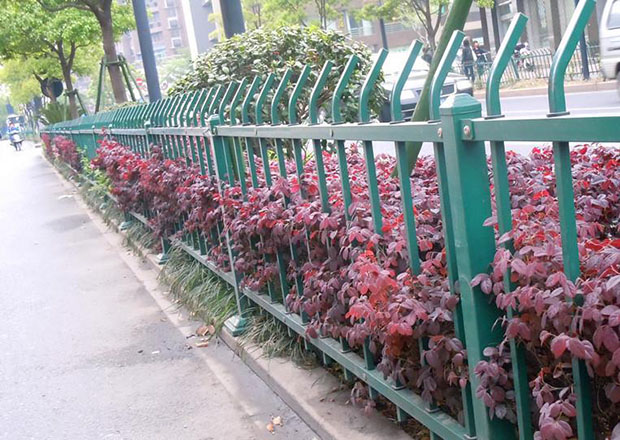 花（huā）園欄杆用鋅鋼還是鋁藝材料（liào）好