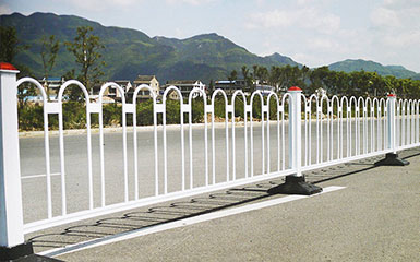 市政鋅鋼道路（lù）護欄有（yǒu）鏽跡了怎麽維護處理（lǐ）