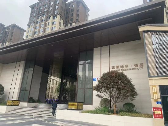 四川隆昌(chāng)隆(lóng)城錦翠·錦苑護欄百葉窗空調架項目 四川隆昌隆城錦翠·錦苑護欄百葉窗空調架項目