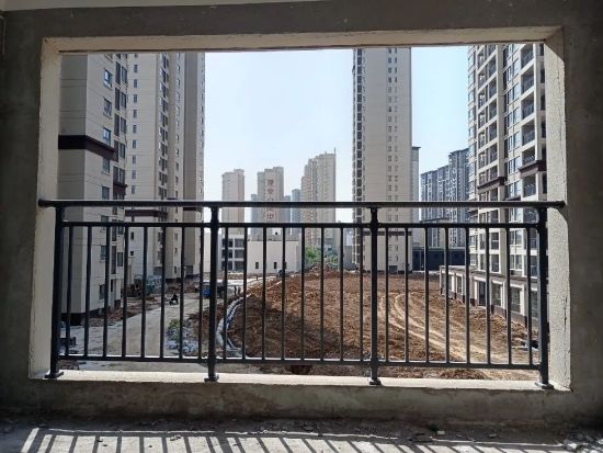 河南南陽唐河秦晉花苑連廊欄陽台護（hù）欄百葉窗項目