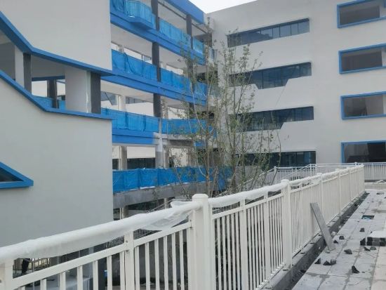 湖(hú)北襄陽金輝優步學府樓(lóu)梯護欄百葉窗空(kōng)調架項目 湖北襄陽金輝優步學府樓梯護欄(lán)百葉窗(chuāng)空調架項目