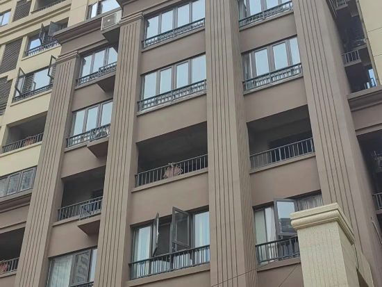 湖（hú）北襄陽瀾岸（àn）公館陽台護欄百葉窗項目（mù）