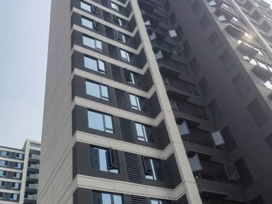湖(hú)北襄陽金輝優步學府樓(lóu)梯護欄百葉窗空調(diào)架項目(mù) 湖北襄陽金輝優(yōu)步學(xué)府(fǔ)樓(lóu)梯護欄百葉窗空(kōng)調架項目