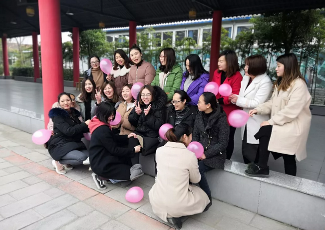 羞羞视频在线观看護欄慶祝3.8女神（shén）節美的祝福,送給天下所有辛苦的女人!