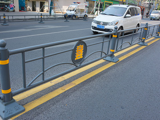 如何選（xuǎn）擇靠譜的道路護欄廠家