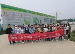 親近“莓”好大自然,羞羞视频在线观看護欄組（zǔ）織員工春遊采摘活動