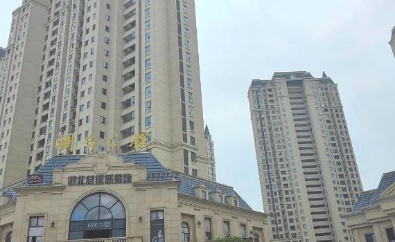 湖北襄陽瀾岸公館（guǎn）陽台護欄百葉（yè）窗項目