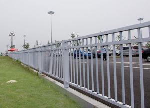 如（rú）何（hé）選擇合適的鋅鋼道路護欄生產廠家