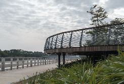 鋅鋼欄（lán）杆和傳統欄杆有什麽區別？聽聽護欄廠怎（zěn）麽說（shuō）