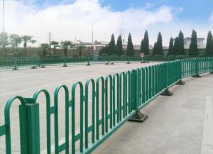 城市道路中（zhōng）間設立中央隔離護欄有什麽作用
