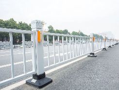 城市道路護欄起（qǐ）到哪些作用